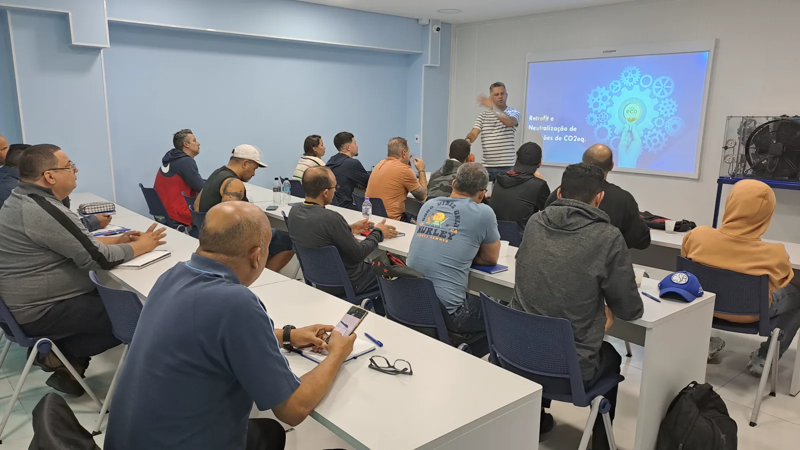Turma participando de uma capacitação técnica da Academia IceNexus